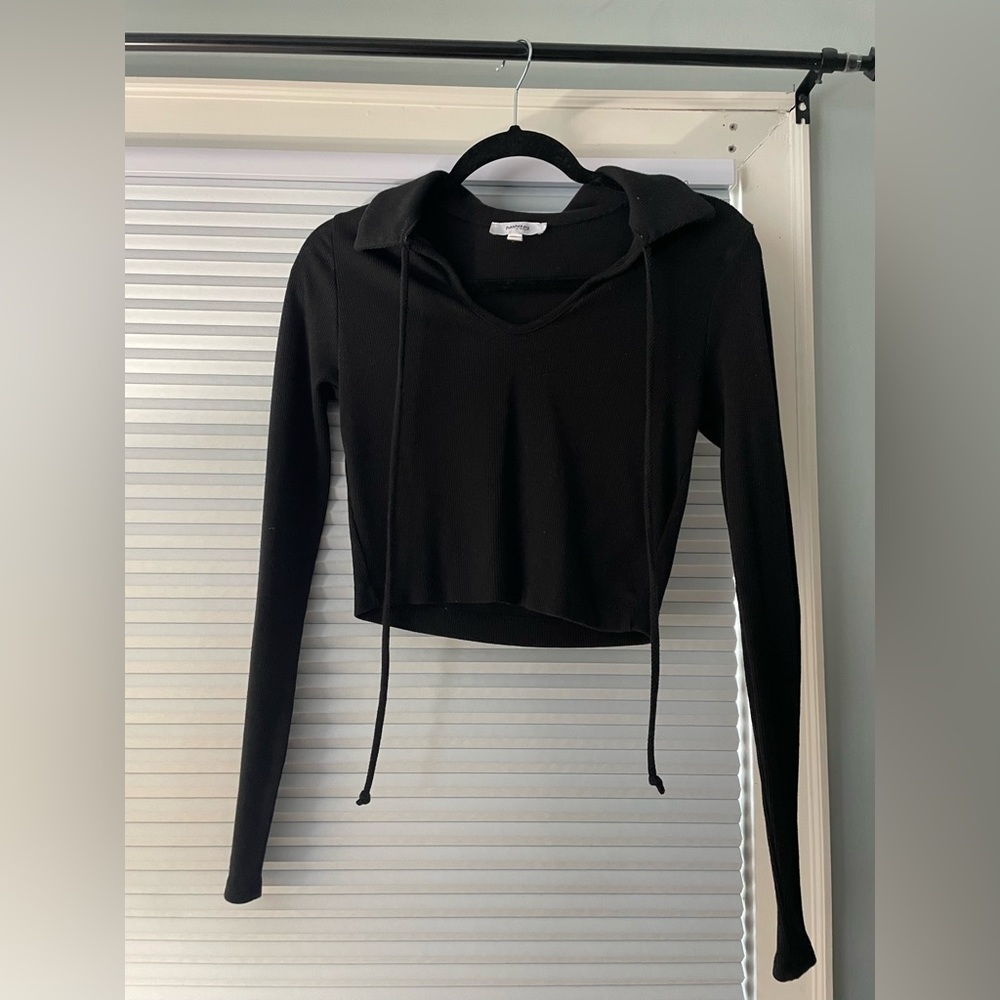 Black collared long sleeved crop top